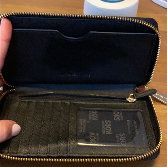 Michael Kors wallet - Picture 2 of 2